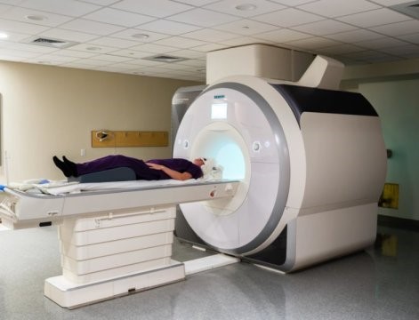 یک آزمودنی مطالعه‌ی تصور کردن، در دستگاه fMRI