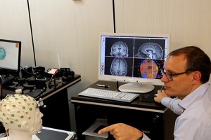 انجام همزمان  TMS-EEG در آزمایشگاه ملی نقشه برداری مغز