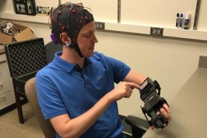 دستگاه های کنترل ذهنی به بیماران سکته مغزی کمک میکند تا مغز را جهت حرکت دست فلج شده، آموزش دهند