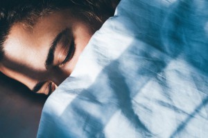 آیا کم‌خوابی بخشندگی افراد را کمتر می کند؟